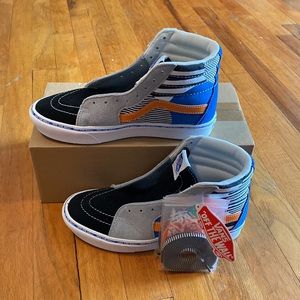 Vans Sk8-Hi shoe with Comfy Cush with 3 lace color ways.